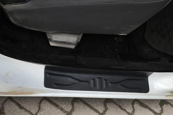 How to correctly install plastic linings on car thresholds Photo 1