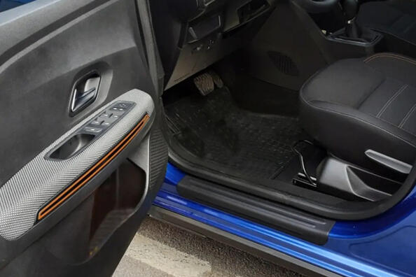 How to correctly install plastic linings on car thresholds Photo 2