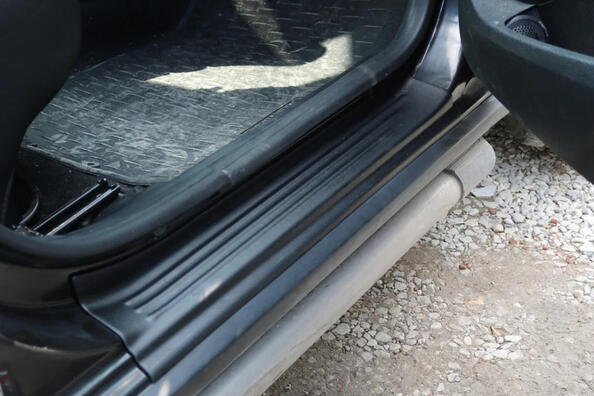 How to correctly install plastic linings on car thresholds Photo 3