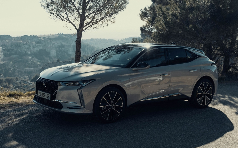 DS 4 of the second generation: a stylish and practical cross-hatch