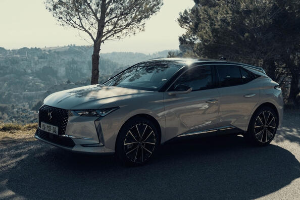 DS 4 of the second generation: a stylish and practical cross-hatch