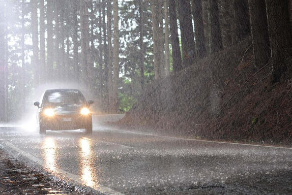 How to properly drive a car in rainy weather