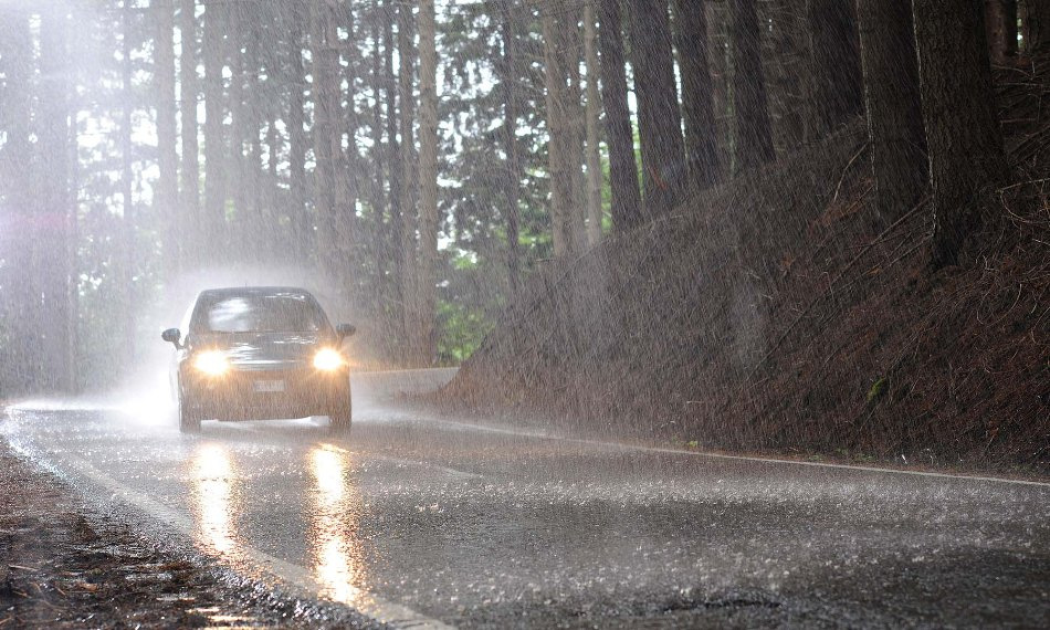 How to properly drive a car in rainy weather