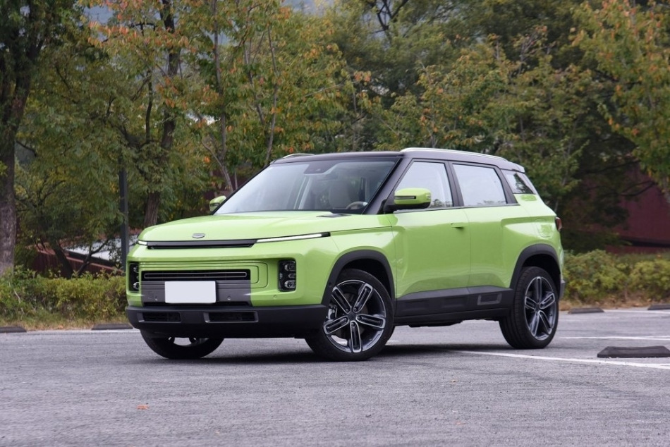 Geely ICON: stylish and technological hybrid crossover