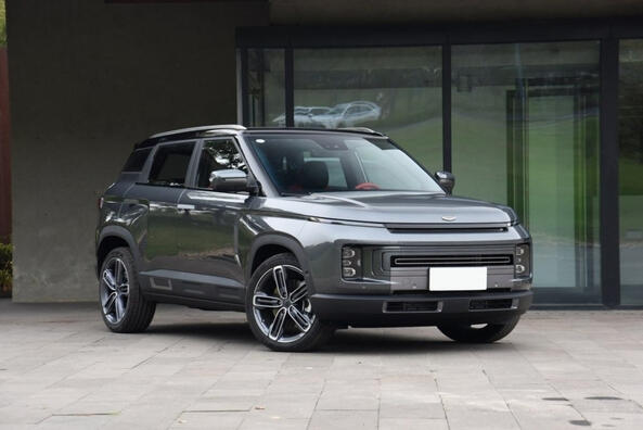Geely ICON: stylish and technological hybrid crossover