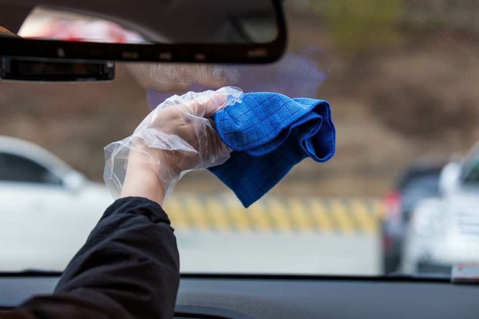 How to remove streaks on the car glass: tips and life hacks