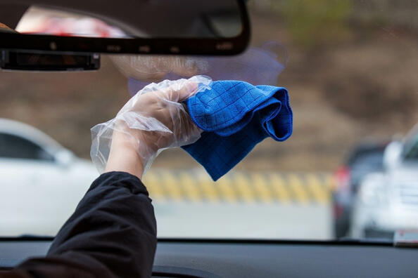 How to remove streaks on the car glass: tips and life hacks