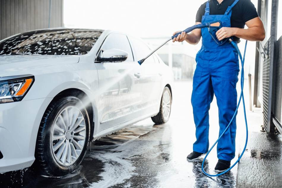 Pros and cons of contactless car washes