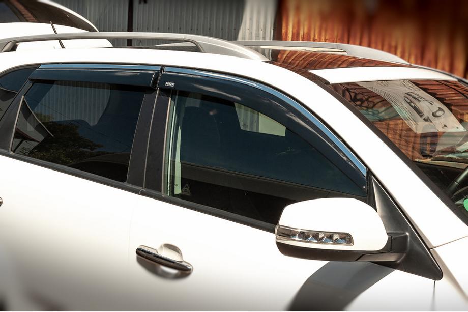 Kia Sorento II XM 2009-2014 Window deflectors with chrome trim (4 pcs, Niken) Image
