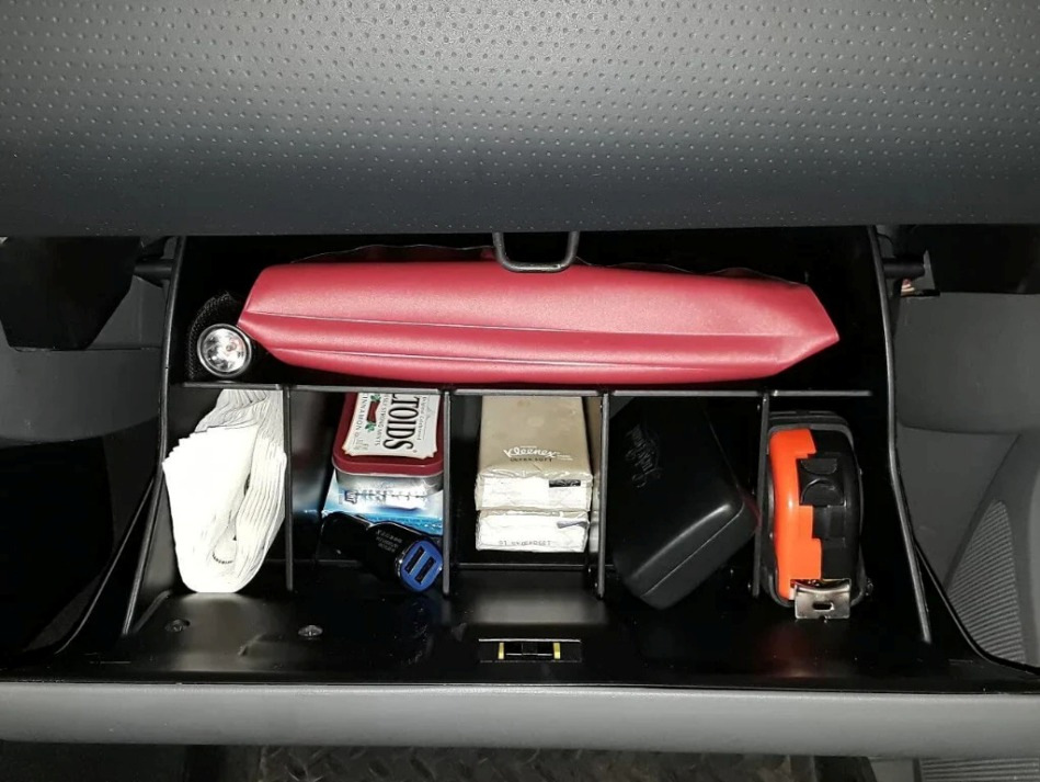 A mess in the glove box? Turn it into a model of order!