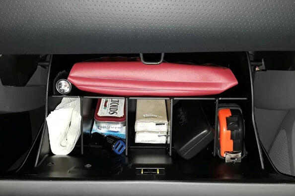 A mess in the glove box? Turn it into a model of order!