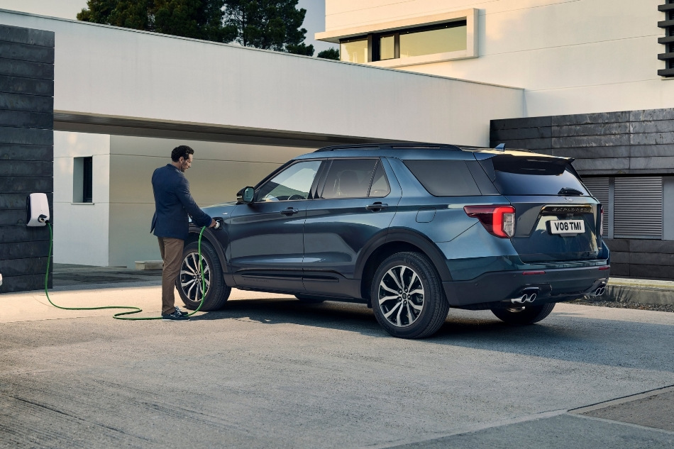 Ford Explorer Hybrid: an economic compromise in the world of large crossovers