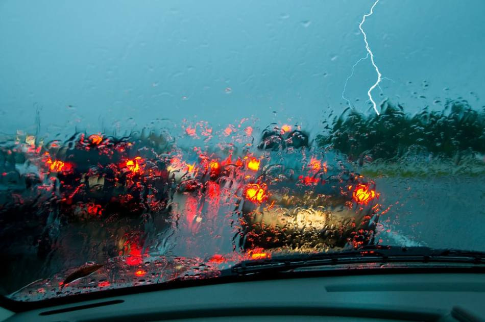 If a thunderstorm is caught in the car: what to do?