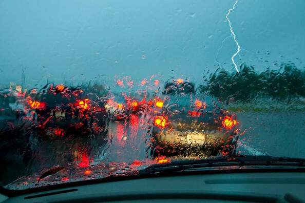 If a thunderstorm is caught in the car: what to do?