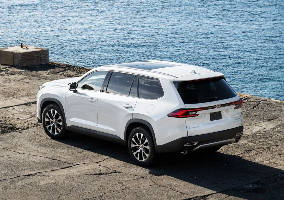 Review of the Toyota Grand Highlander large crossover
