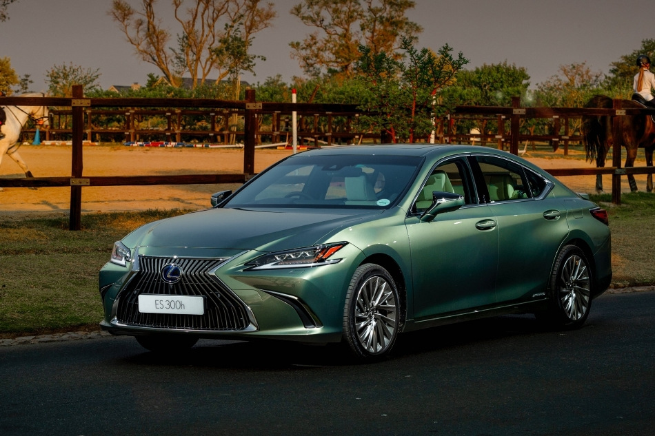 Lexus ES Hybrid: luxury and silence on electric traction