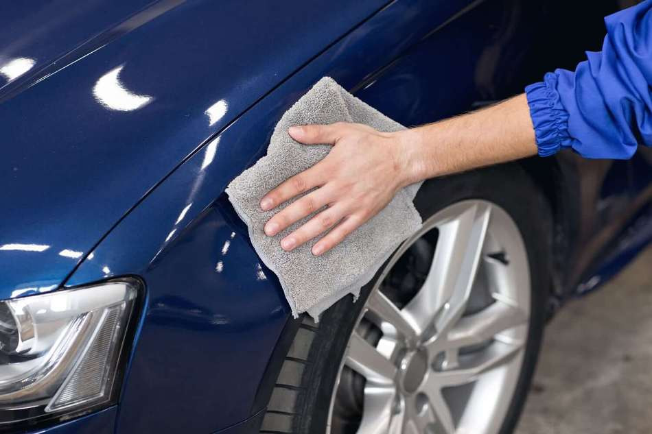 A shiny body with your own hands: the secrets of applying car wax