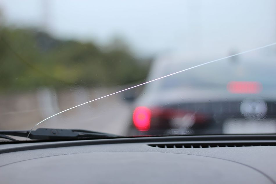 A crack on the windshield: why does it happen and what to do?