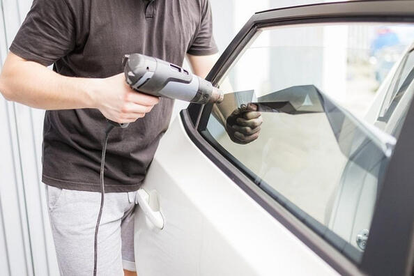 Tired of toning? We remove the old film from the car with our own hands