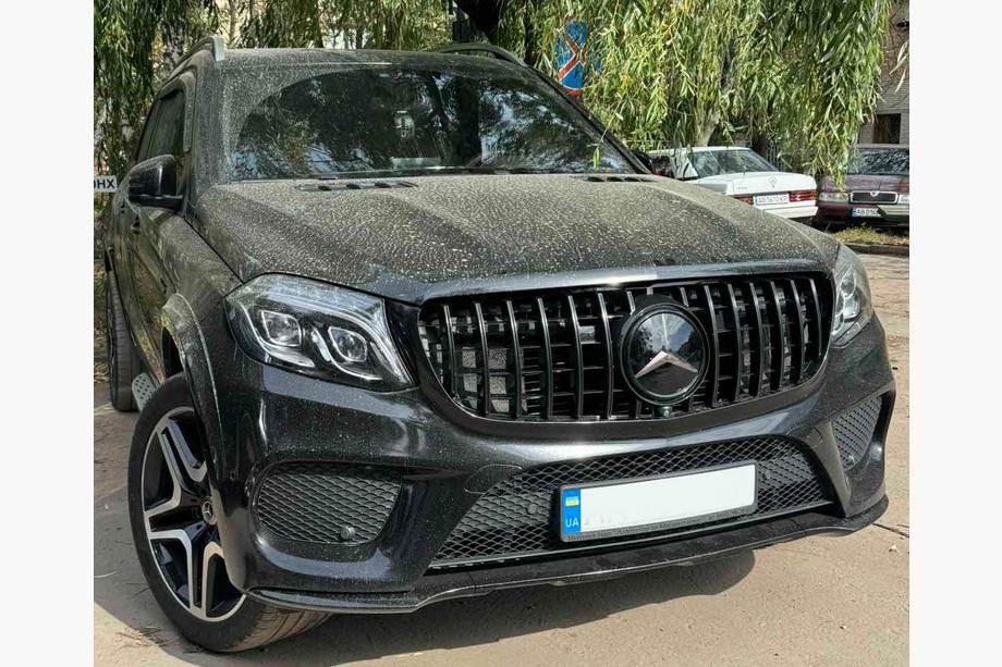 Mercedes GL/GLS class X166 2012-2019 Front emblem under glass, black trim a0008880111 (For GLS) Image