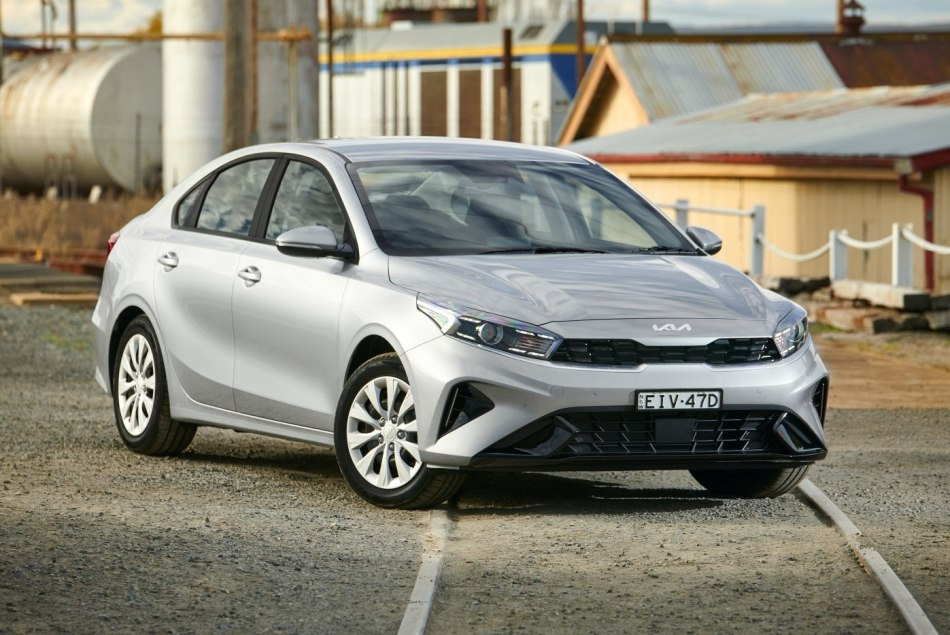 Overview of the stylish and practical city sedan KIA Cerato
