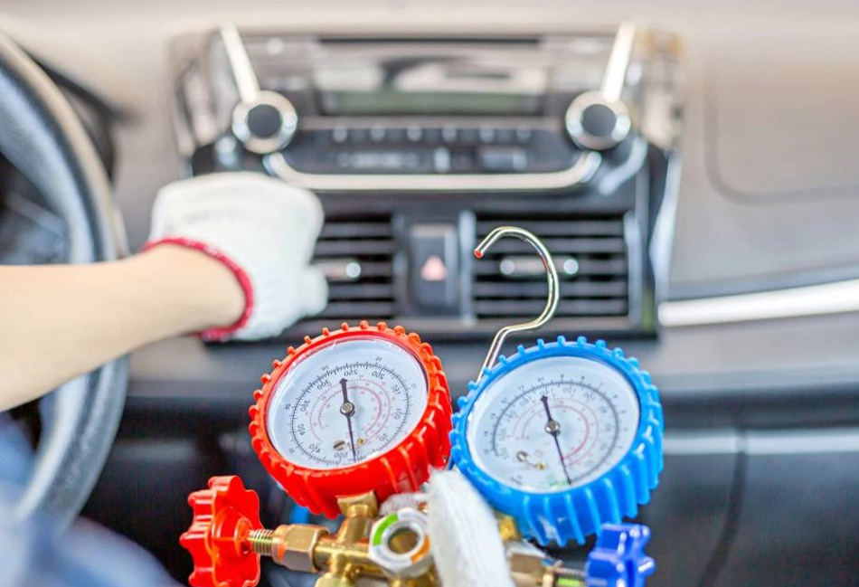 How to understand that you need to refill the air conditioner in the car?