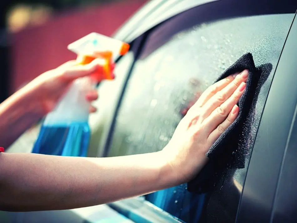 How to remove traces of tape from car glass
