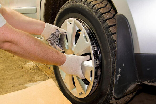 How to install caps on car wheels?