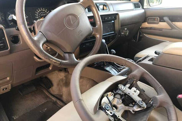 Is it possible to replace the steering wheel in a car?