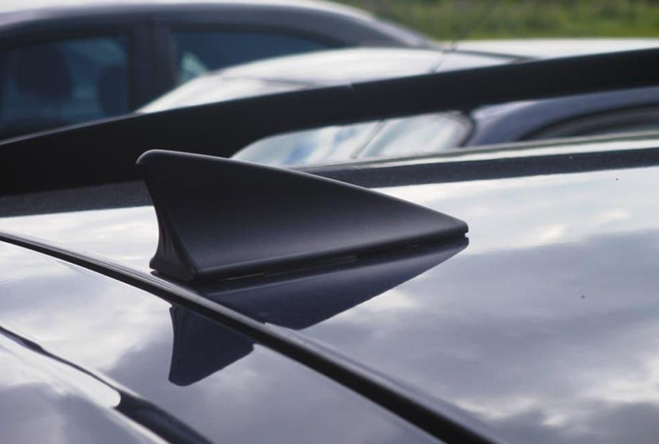 Why do you need a fin on the roof of a car?
