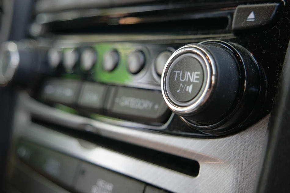 How to make the sound of the car audio system better?