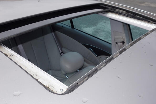 What to do if the hatch in the car is leaking?