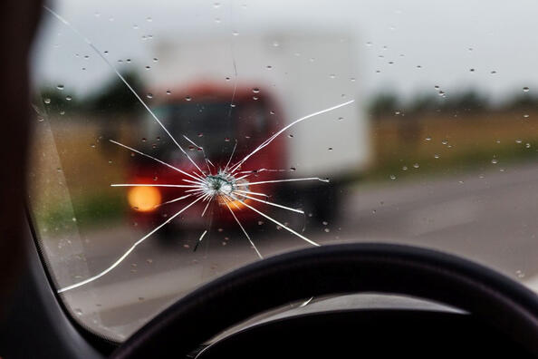 How to protect the windshield from chips and cracks