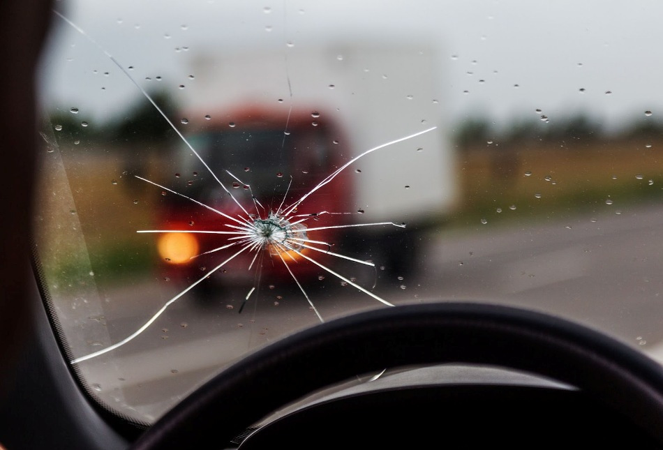 How to protect the windshield from chips and cracks