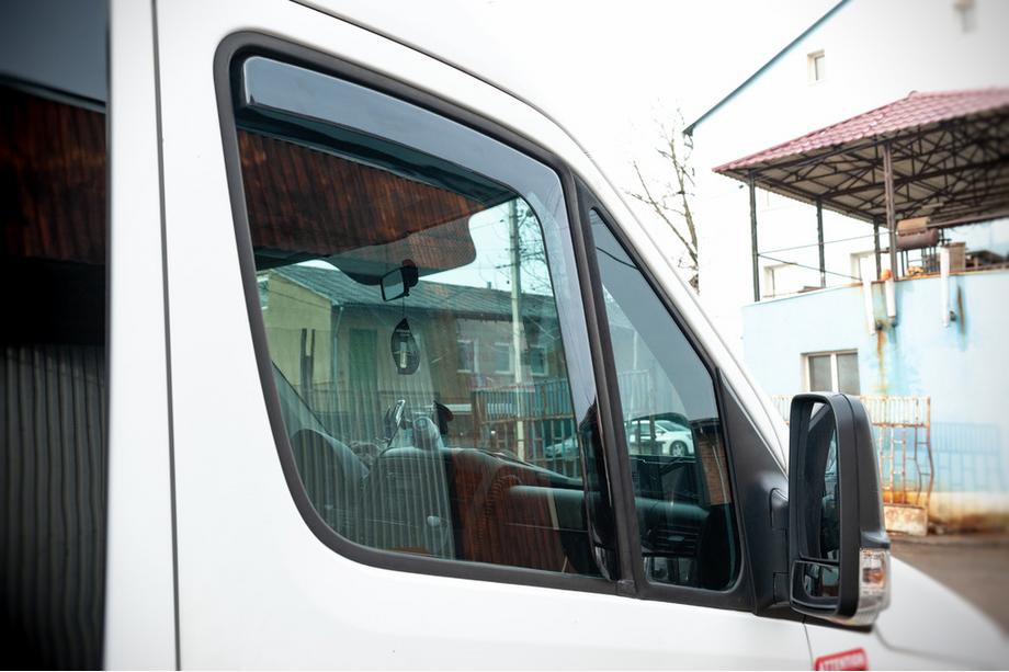 Mercedes Sprinter W906 2006–2018 In-channel window deflectors (smoke, 2 pcs, Cagatay) Photo 5