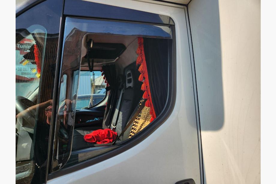 Iveco Daily 2014- In-channel window deflectors (smoke, 2 pcs, Cagatay) Photo 1