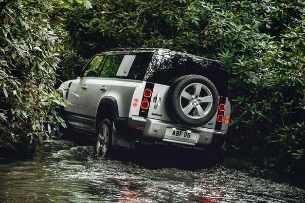 Review of the large powerful SUV Land Rover Defender 110 Photo 4