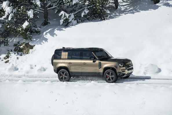 Review of the large powerful SUV Land Rover Defender 110 Photo 3