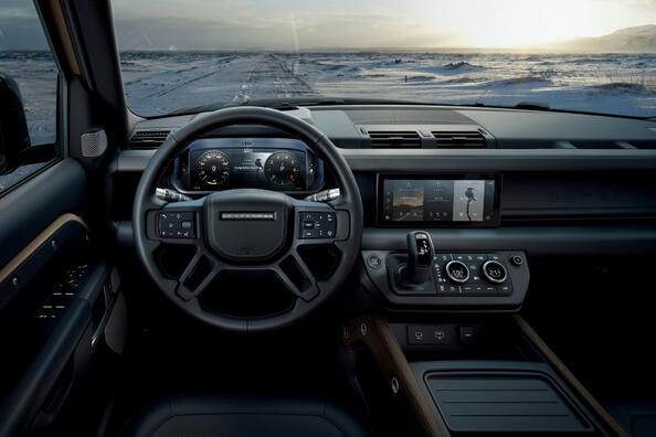 Review of the large powerful SUV Land Rover Defender 110 Photo 6