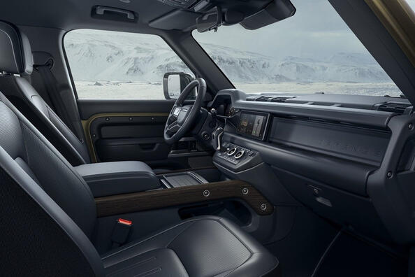 Review of the large powerful SUV Land Rover Defender 110 Photo 5