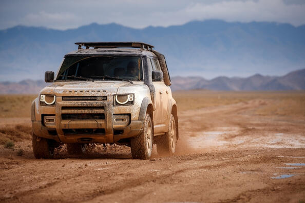 Review of the large powerful SUV Land Rover Defender 110 Photo 1