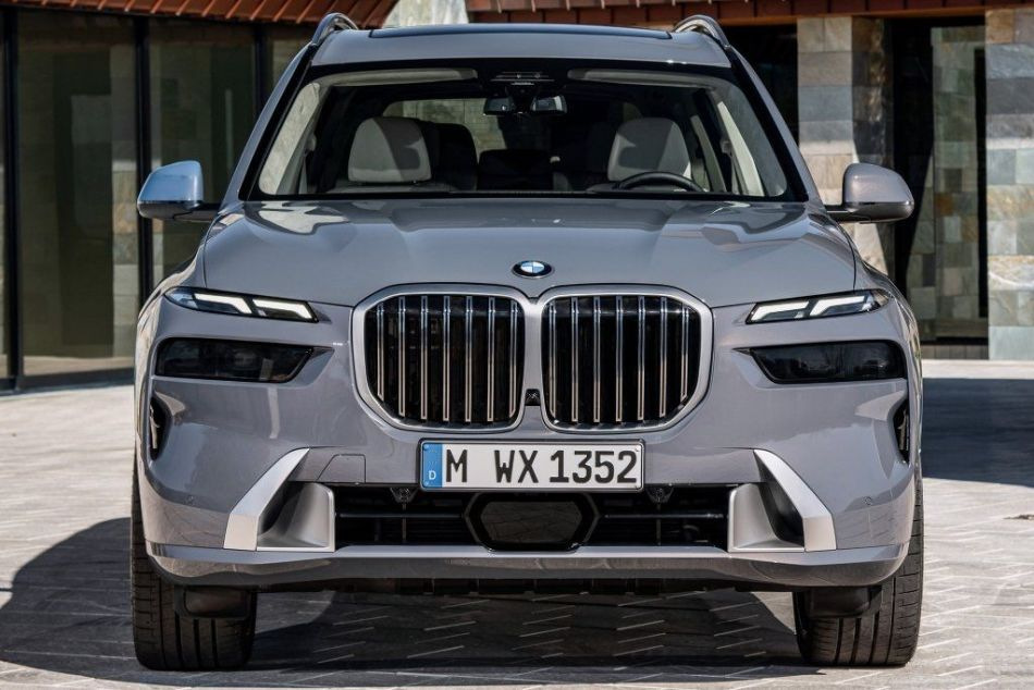 Review of the updated BMW X7 luxury crossover