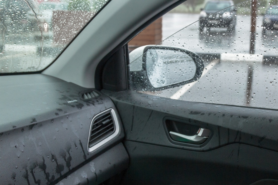 How to protect the car from excessive moisture?