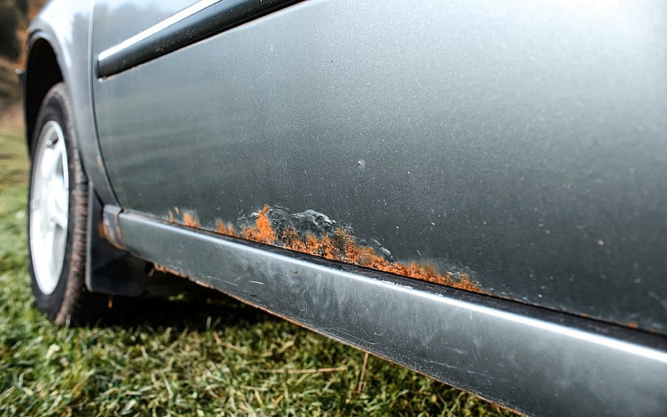 How to remove rust from a car body with your own hands?