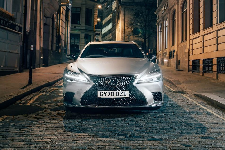 Overview of restyling of the fifth generation Lexus LS