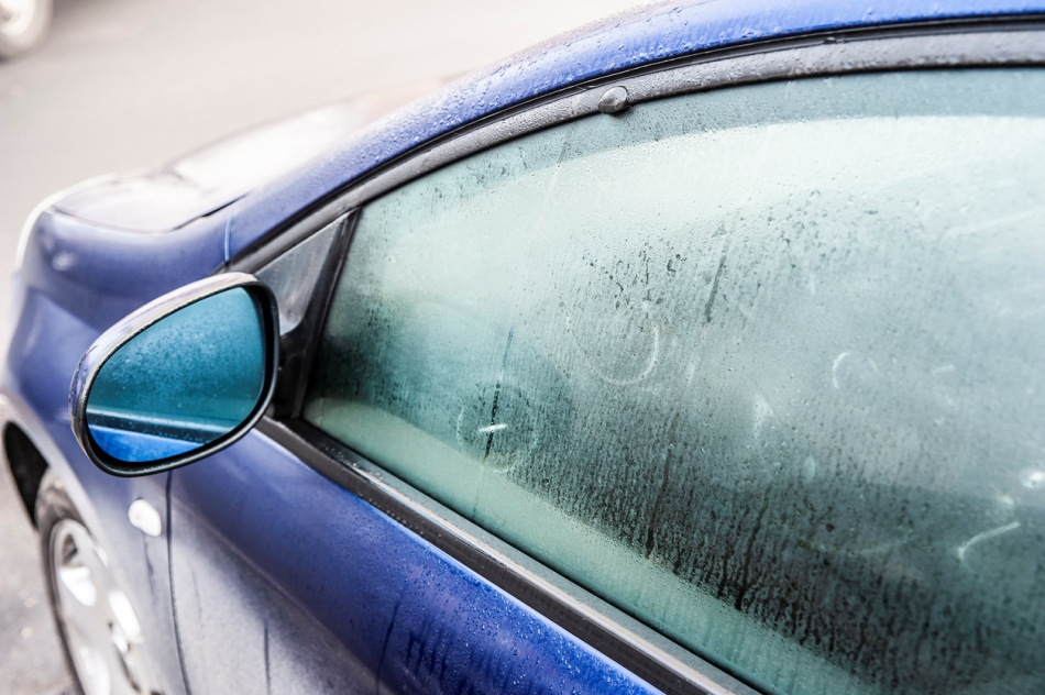 How to deal with fogging of the glass in the car?