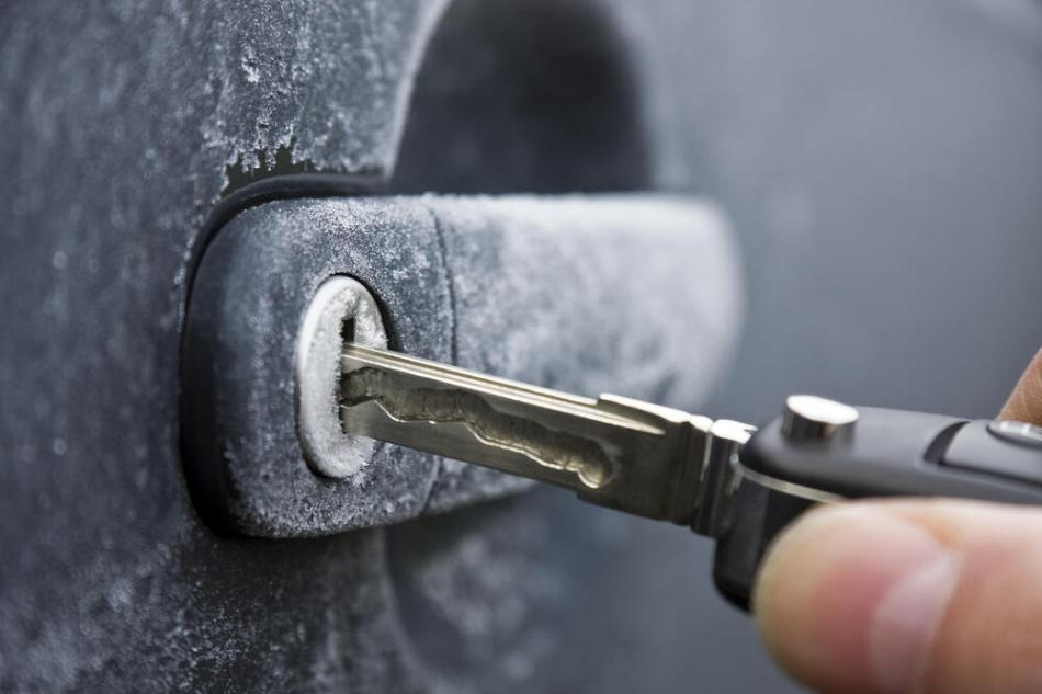 How to quickly warm up a frozen lock in a car?