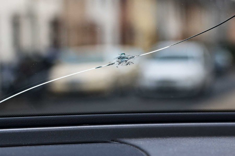 What to do if cracks appear on the windshield?