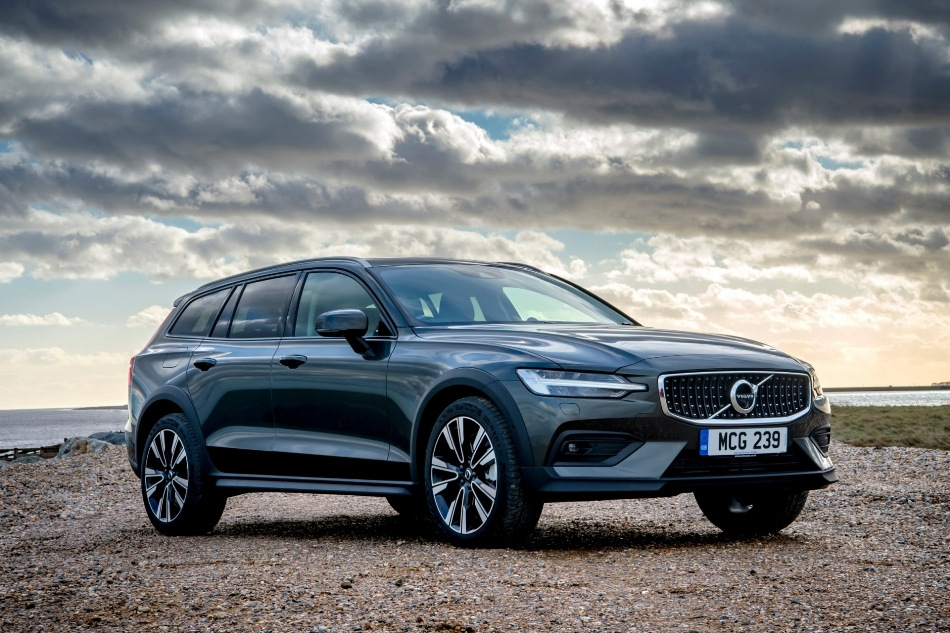 Volvo V60 Cross Country of the second generation — a high level of comfort and passability