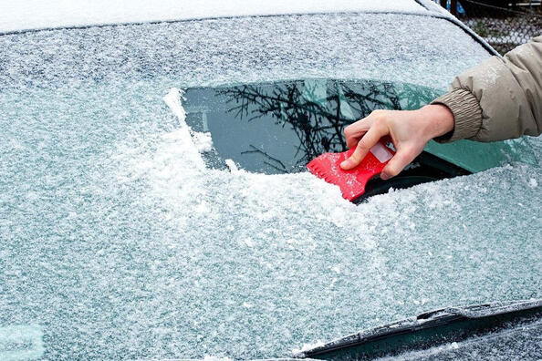 What to do if the car window is frozen?